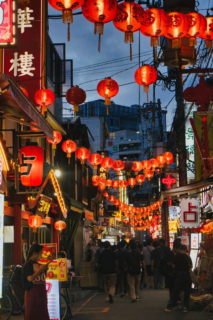 Rue commerçante japonaise décorée de lanternes rouges