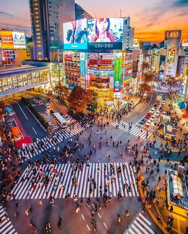 Le carrefour de Shibuya à Tokyo au coucher du soleil, vu d’en haut